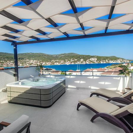 Villa Dalmatian Child With Swimming Pool, Close To The Beach Vinišće Exteriér fotografie